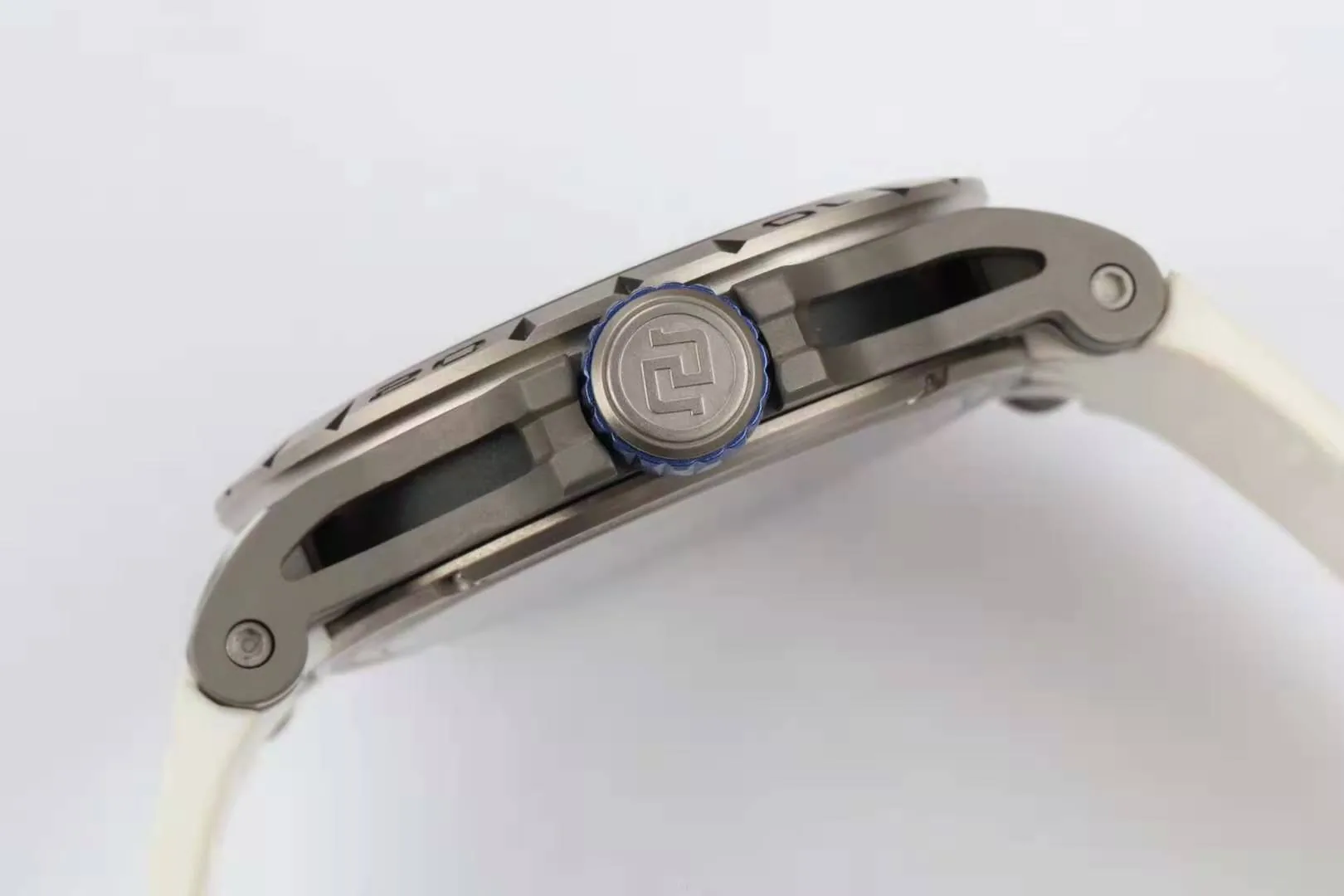 Excalibur Spider Skeleton Flying Tourbillon mit weißem Kautschukarmband – Bild 7
