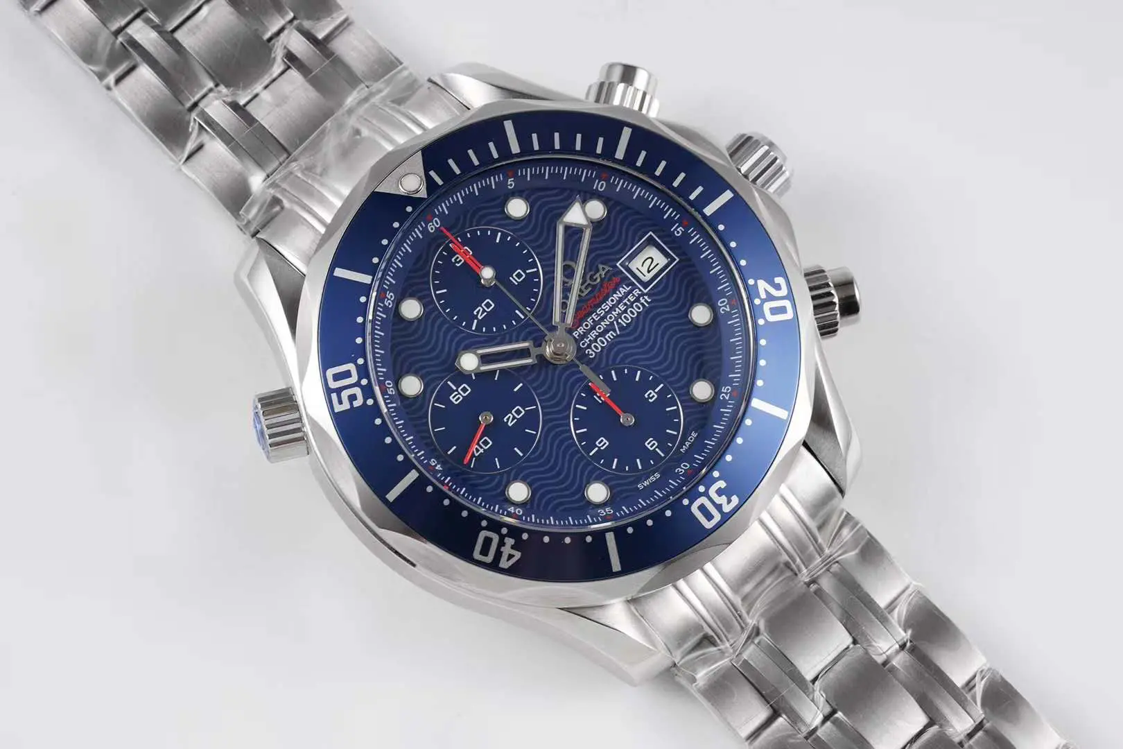 Seamaster Diver 300m Chronograph blaues Zifferblatt am Armband – Bild 4