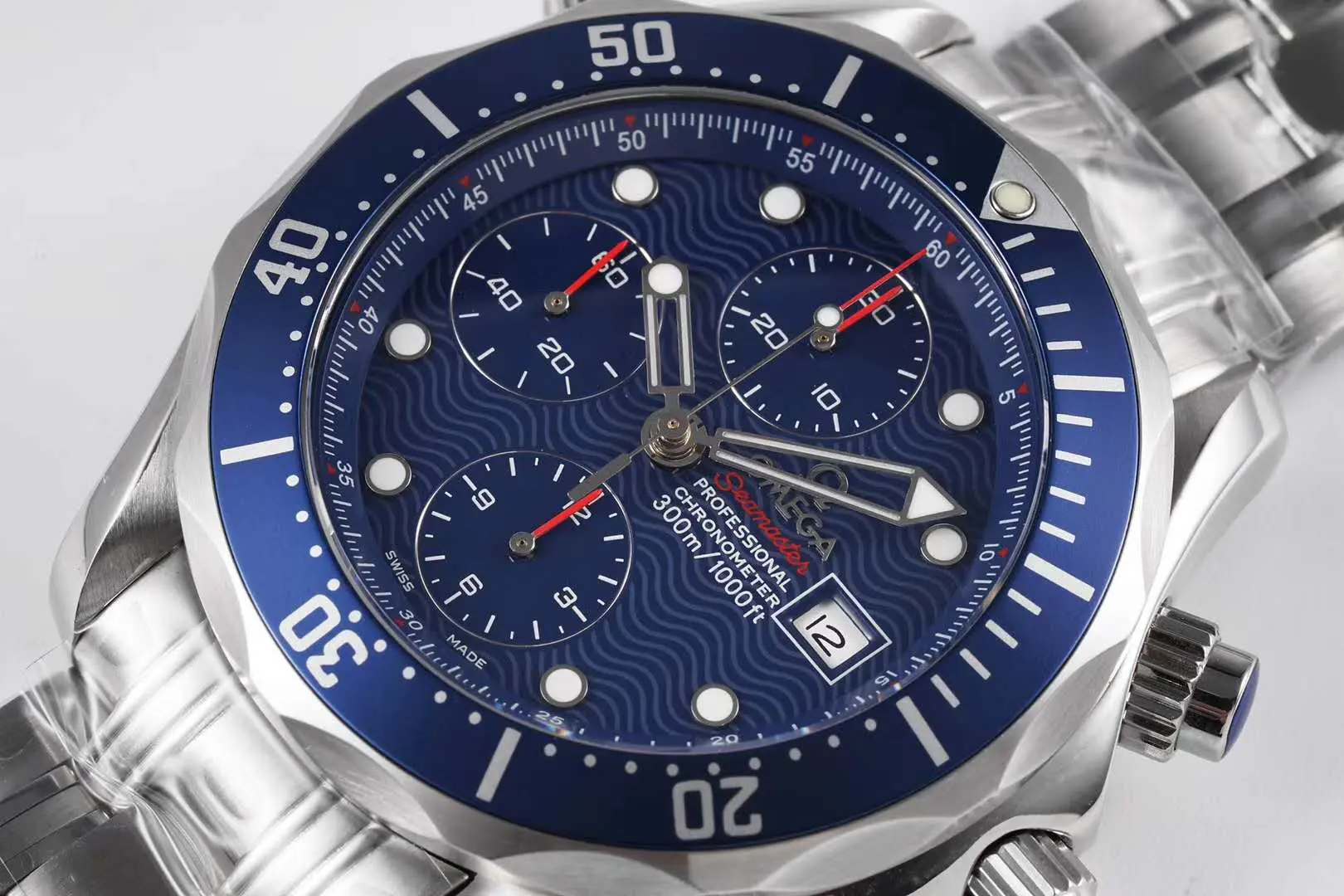 Seamaster Diver 300m Chronograph blaues Zifferblatt am Armband – Bild 2