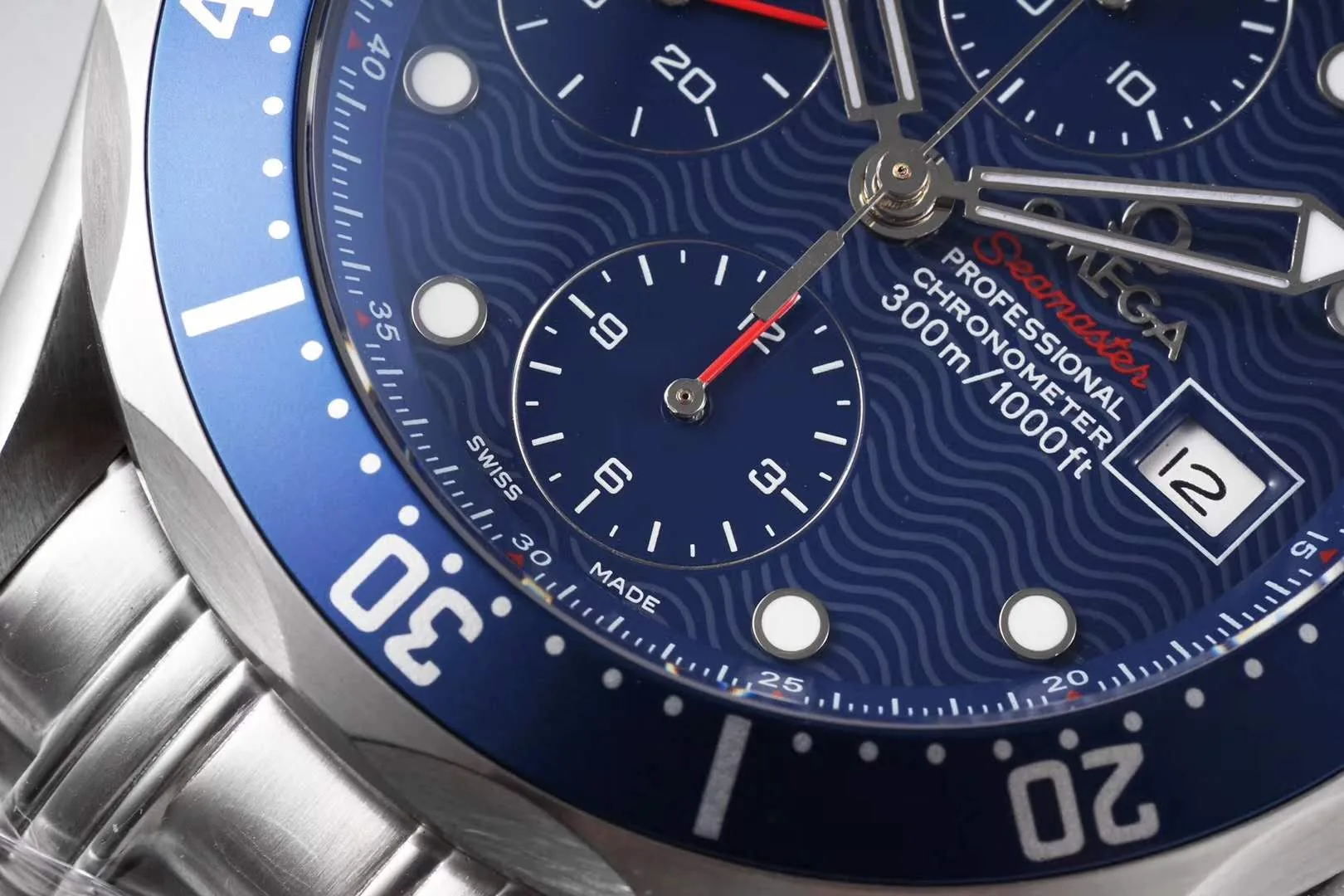 Seamaster Diver 300m Chronograph blaues Zifferblatt am Armband – Bild 3