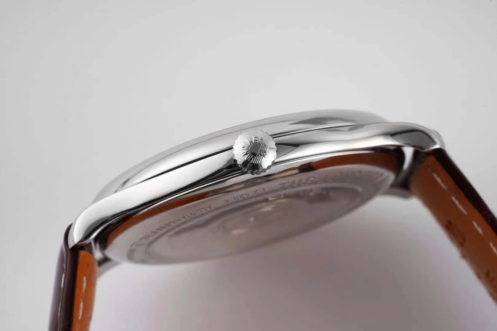 Master Collection cadran blanc sur bracelet en cuir marron – Image 7
