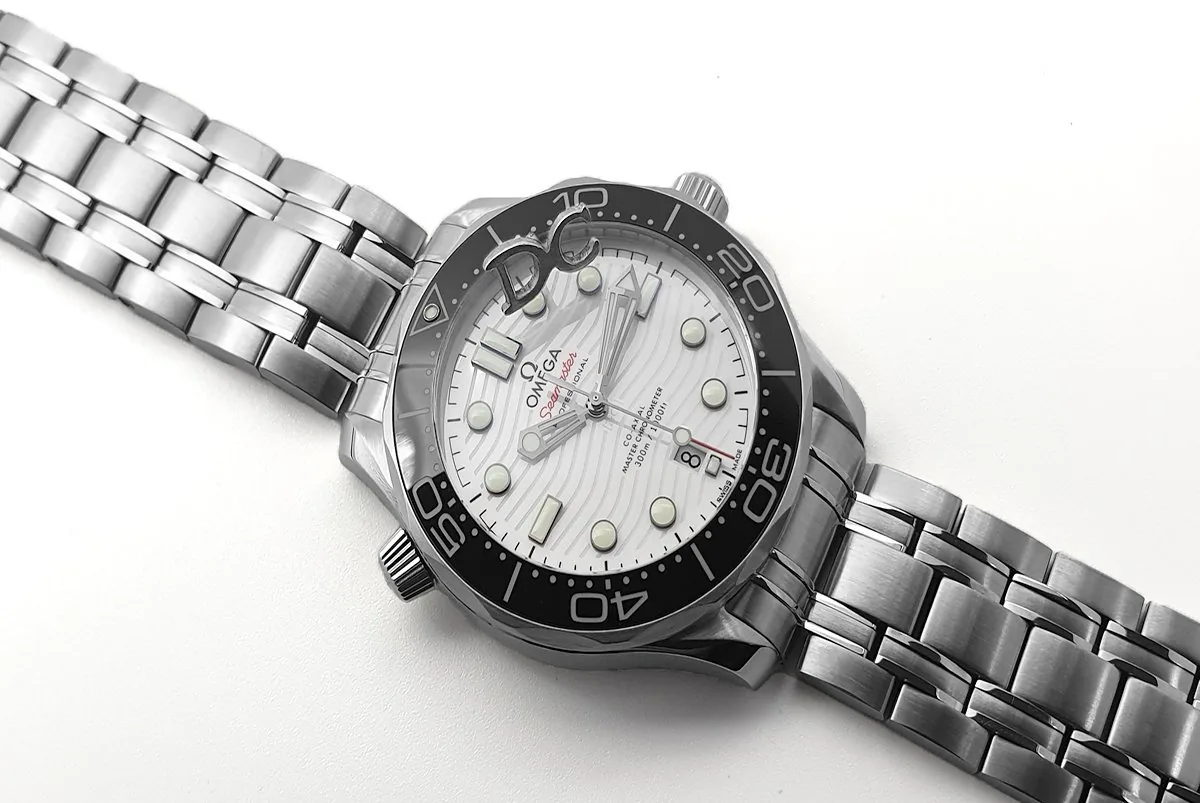 Seamaster Diver 300M Omega Co-Axial Master Chronometer 42mm esfera blanca con bisel negro - Imagen 2
