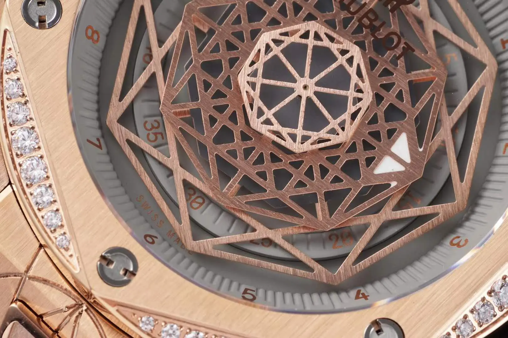 Big Bang Unico Sang Bleu in Roségold mit Diamantlünette am braunen Lederarmband – Bild 5