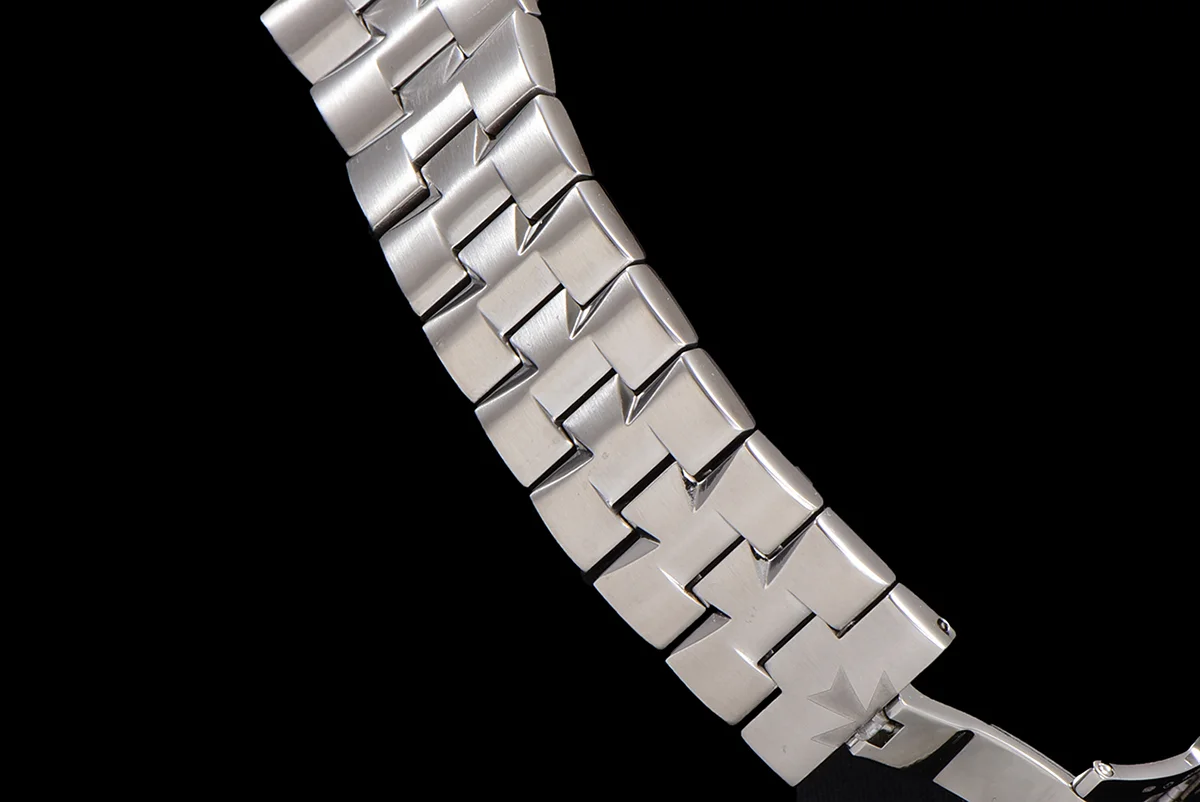 Overseas Dual Time White Dial in Steel Ref. 7900V/110A-B333