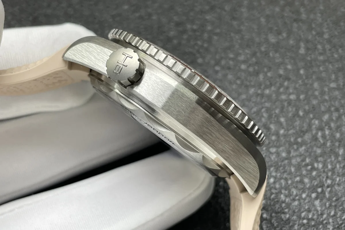 Seamaster Planet Ocean 600M 43.5mm Steel Beige Dial on Rubber Strap